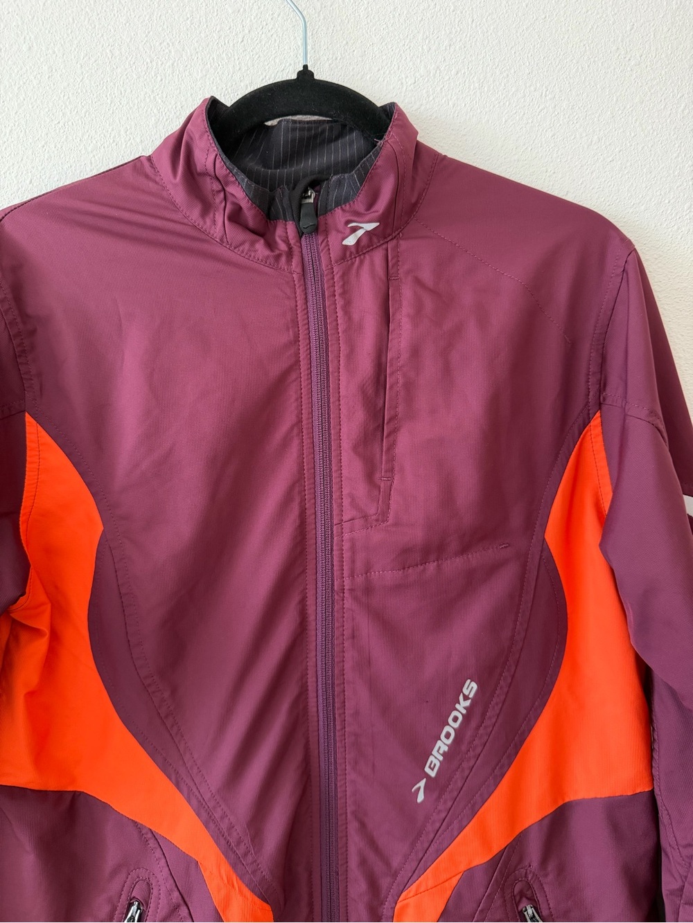 Brooks rain and wind running jacket - Picture 2 of 4